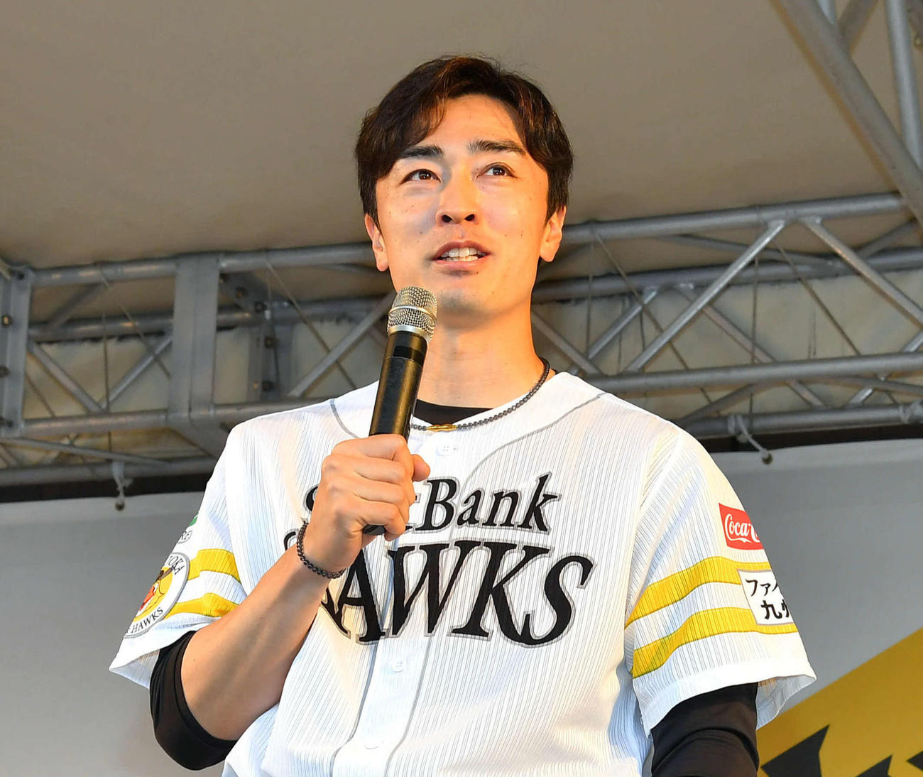 ソフトバンク対オリックス　「白のキセキ2024」イベントで、ユニホーム手渡し会の前にファンにあいさつする和田（撮影・岩下翔太）