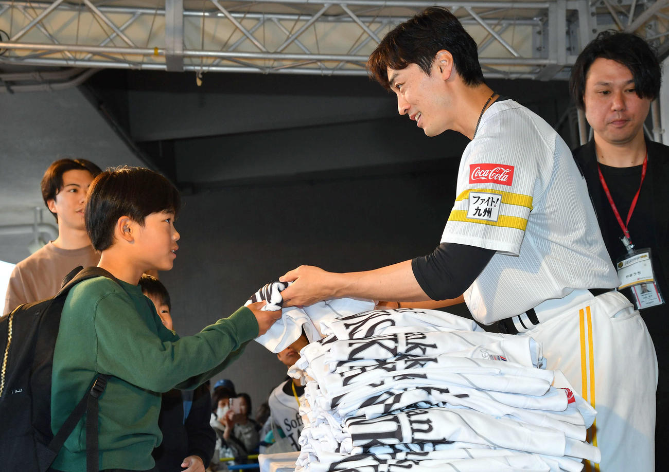 ソフトバンク対オリックス　「白のキセキ2024」イベントで、ファンにユニホームを手渡しする和田（撮影・岩下翔太）