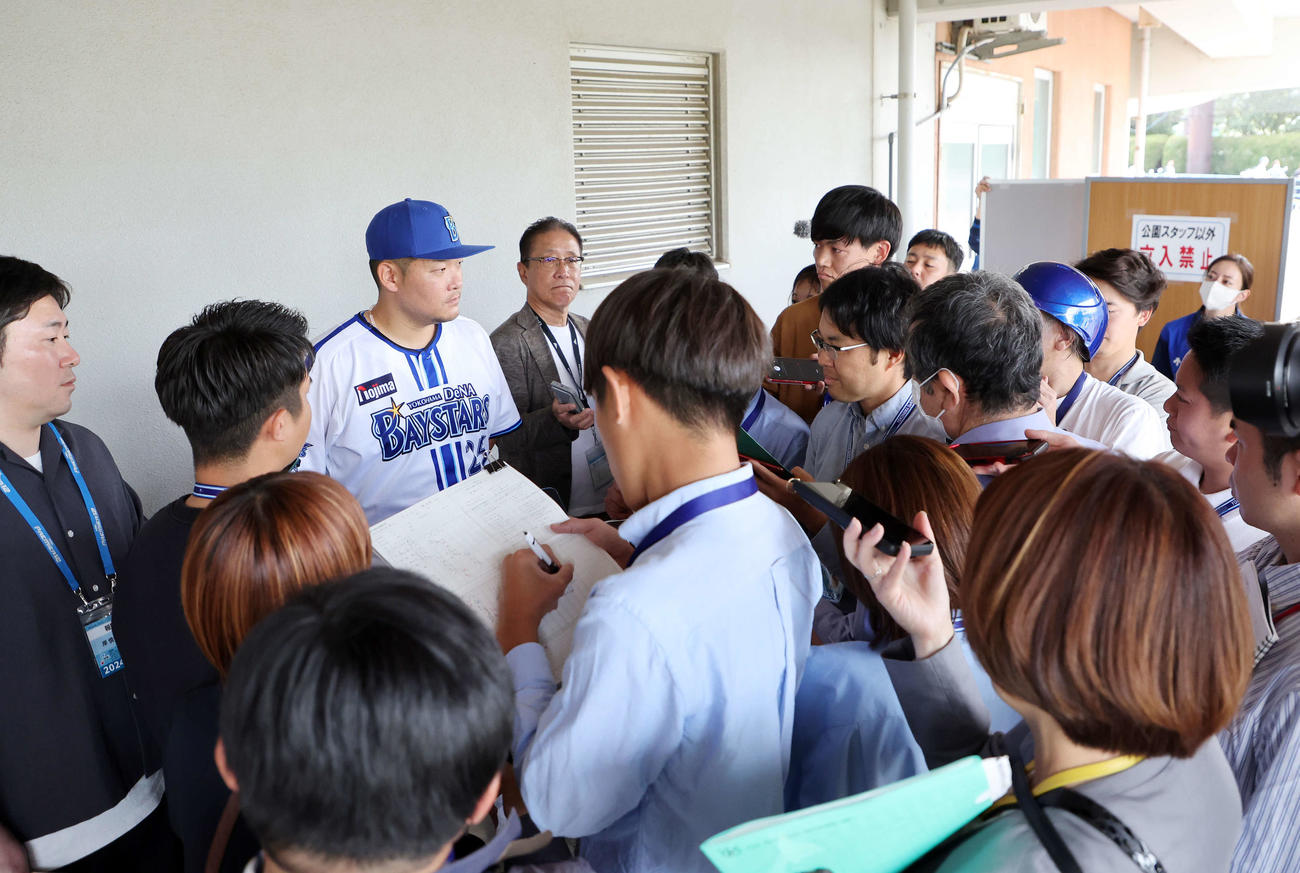 イースタン・リーグDeNA対巨人　報道陣の質問に答えるDeNA筒香（撮影・鈴木正人）