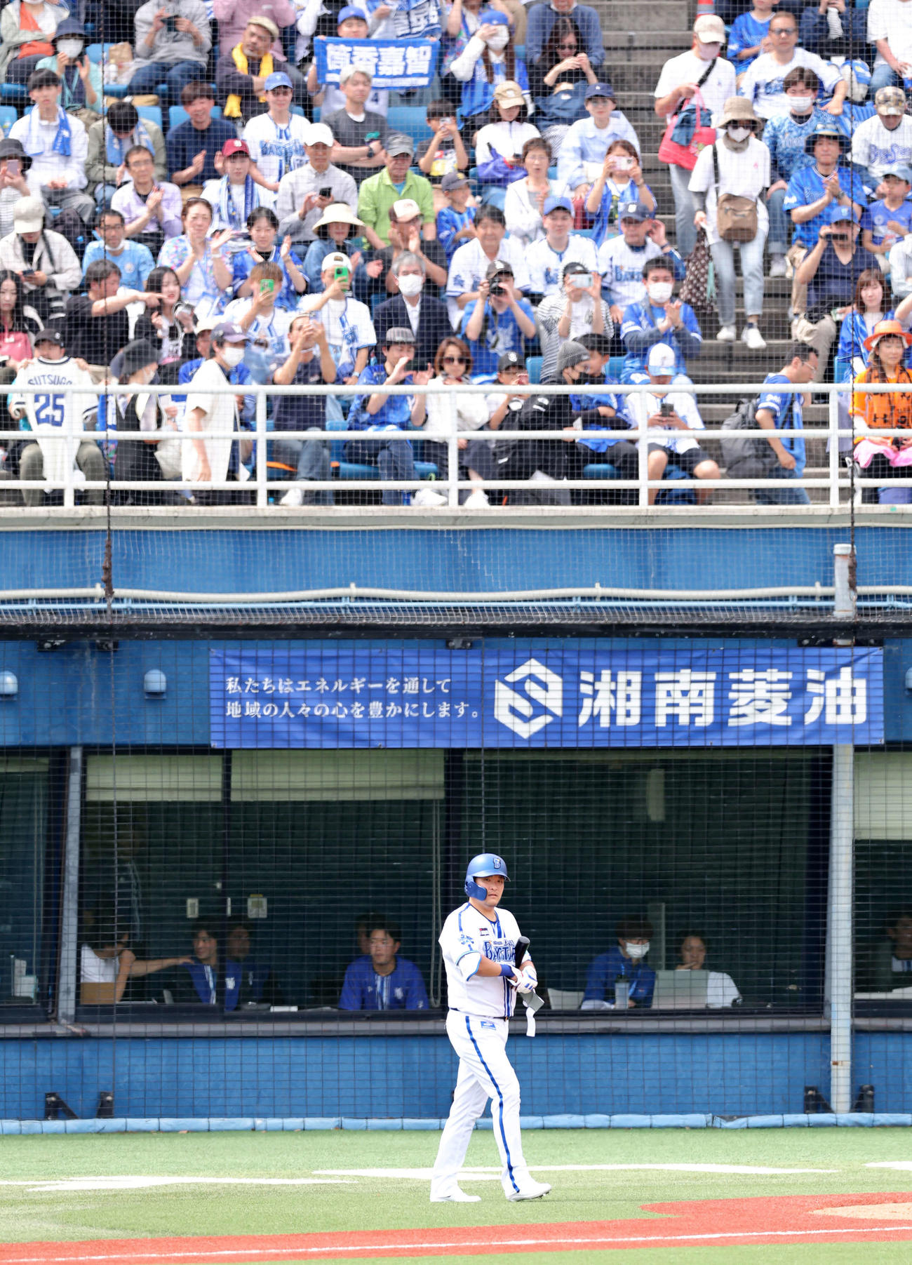 イースタン・リーグDeNA対巨人　1回裏DeNA2死二塁、打席に向かう筒香（撮影・鈴木正人）