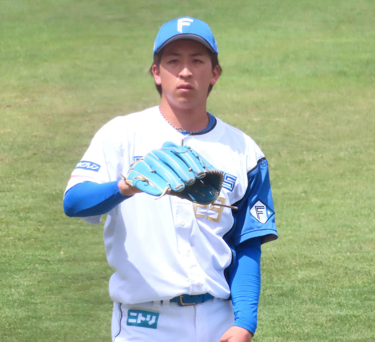 登板に備えてキャッチボールを行う日本ハム細野（撮影・黒須亮）