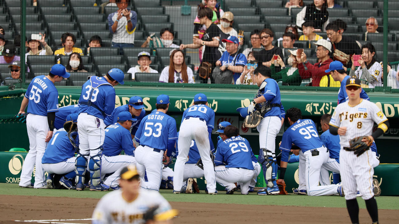 阪神対中日　試合前の円陣を組む中日ナイン（撮影・加藤哉）
