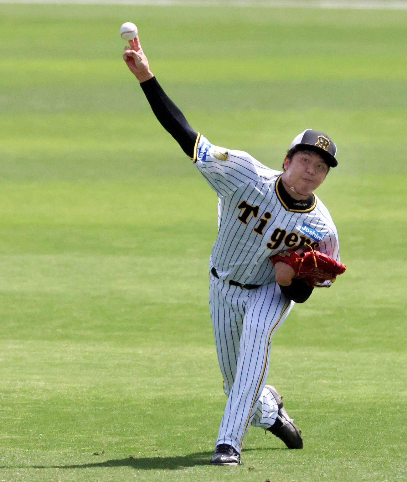 阪神対中日　練習でキャッチボールする才木（撮影・加藤哉）