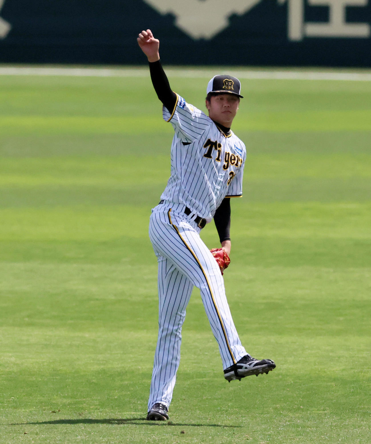 阪神対中日　練習でキャッチボールする才木（撮影・加藤哉）