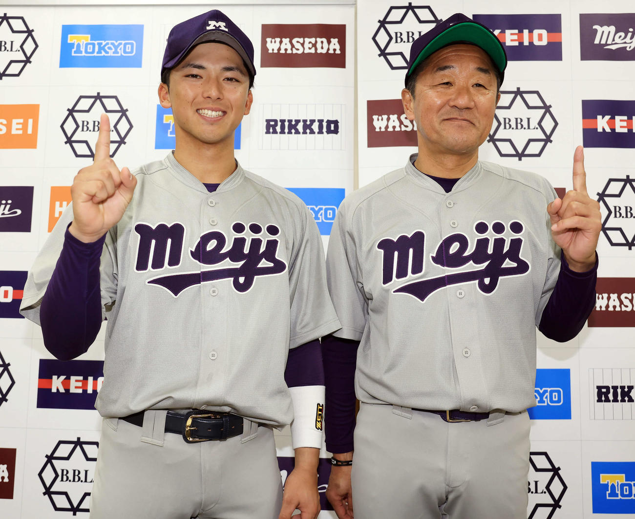 明大対東大　試合後の会見で、明大・田中監督（右）とともに「1」勝のポーズで笑顔を見せる宗山（撮影・浅見桂子）