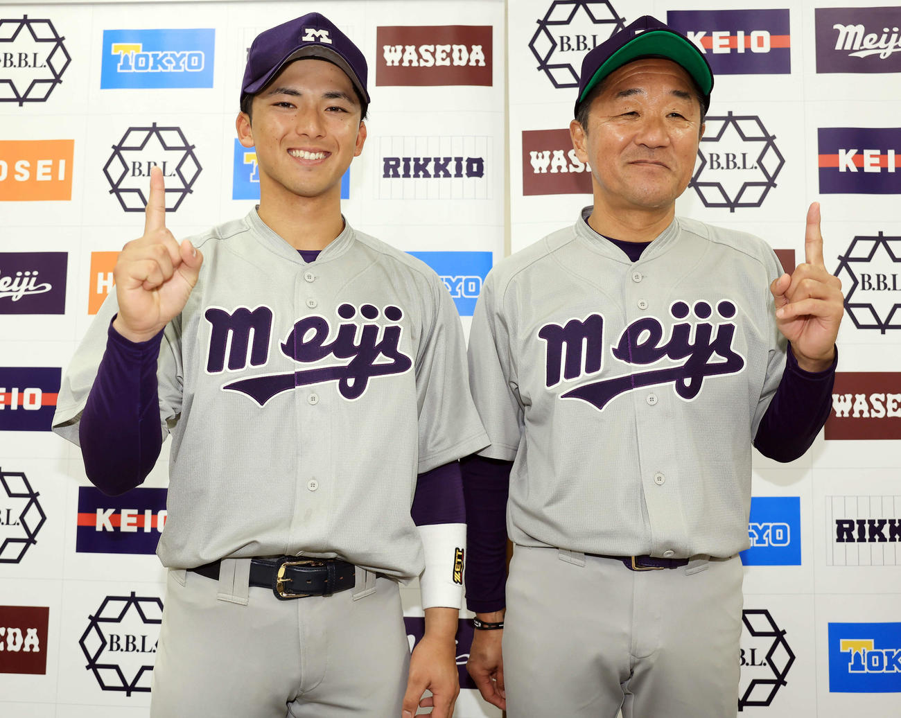 明大対東大　試合後の会見で、明大・田中監督（右）とともに「1」勝のポーズで笑顔を見せる宗山（撮影・浅見桂子）