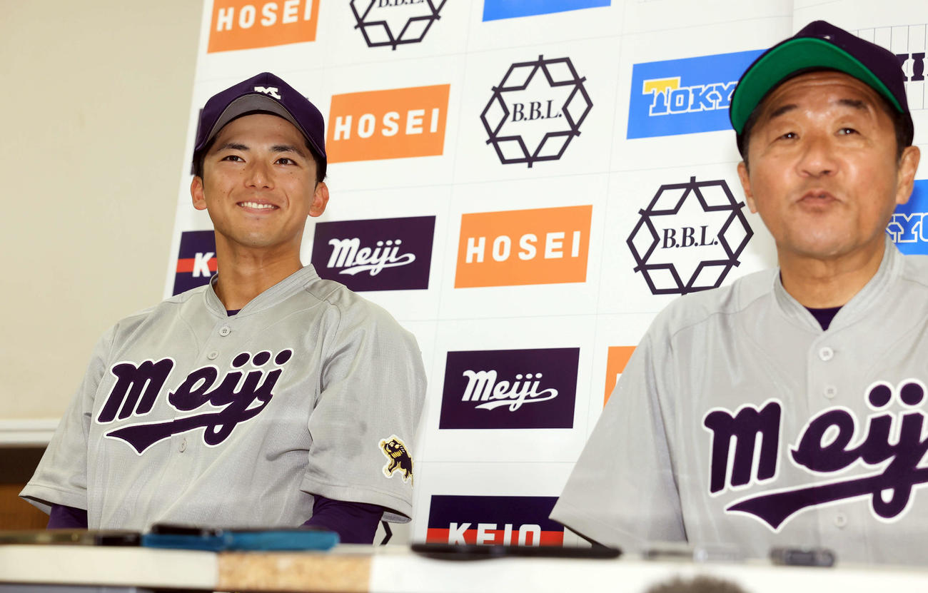 明大対東大　試合後の会見で、明大・田中監督（右）の横で笑顔を見せる宗山（撮影・浅見桂子）