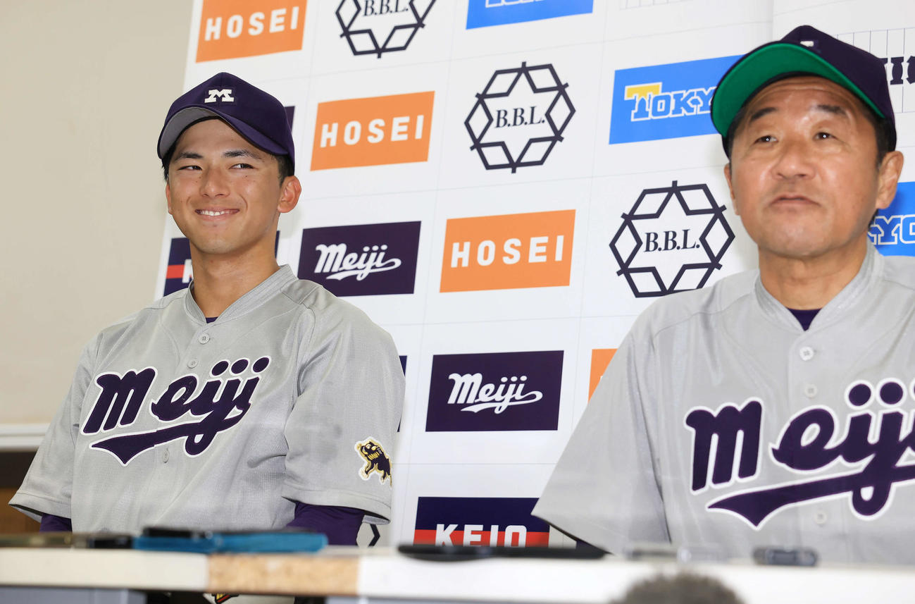 明大対東大　試合後の会見で、明大・田中監督（右）の横で笑顔を見せる宗山（撮影・浅見桂子）