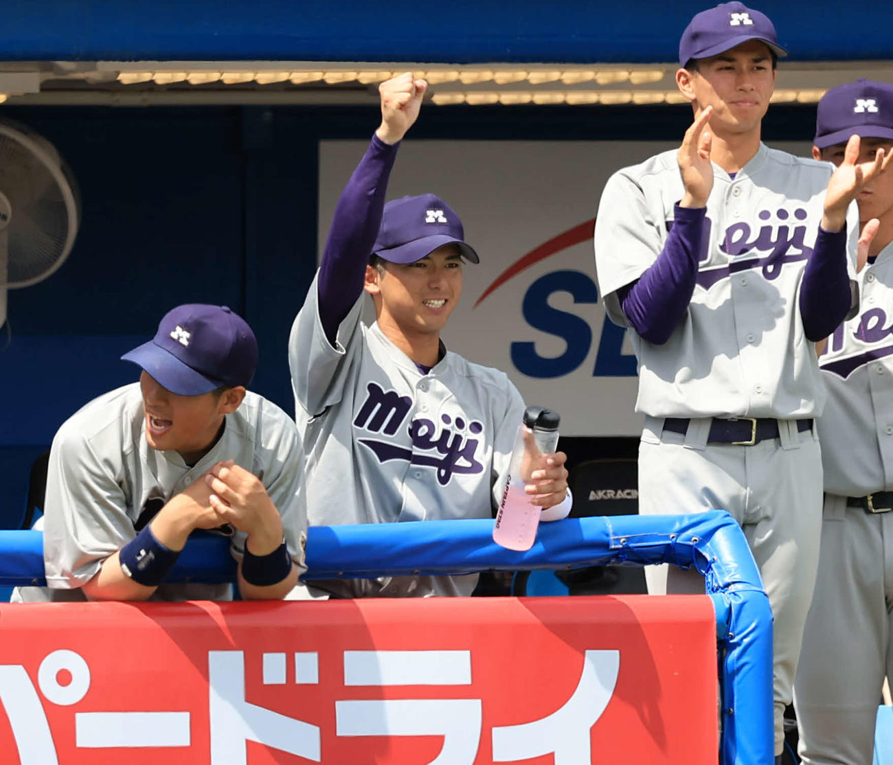 明大対東大　2回表明大1死二、三塁、友納の2点適時打で10点目を挙げ、ガッツポーズする宗山（中央）（撮影・浅見桂子）
