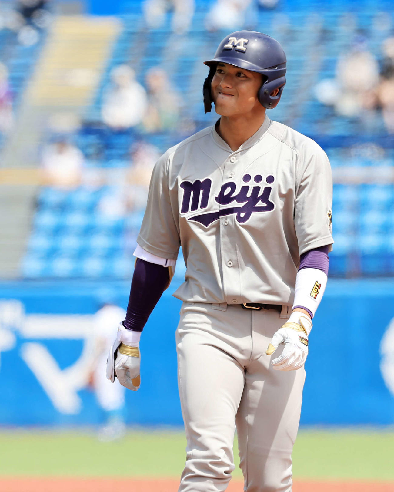 明大対東大　2回表明大無死一、三塁、宗山は左適時打を放ち笑みを浮かべる（撮影・浅見桂子）