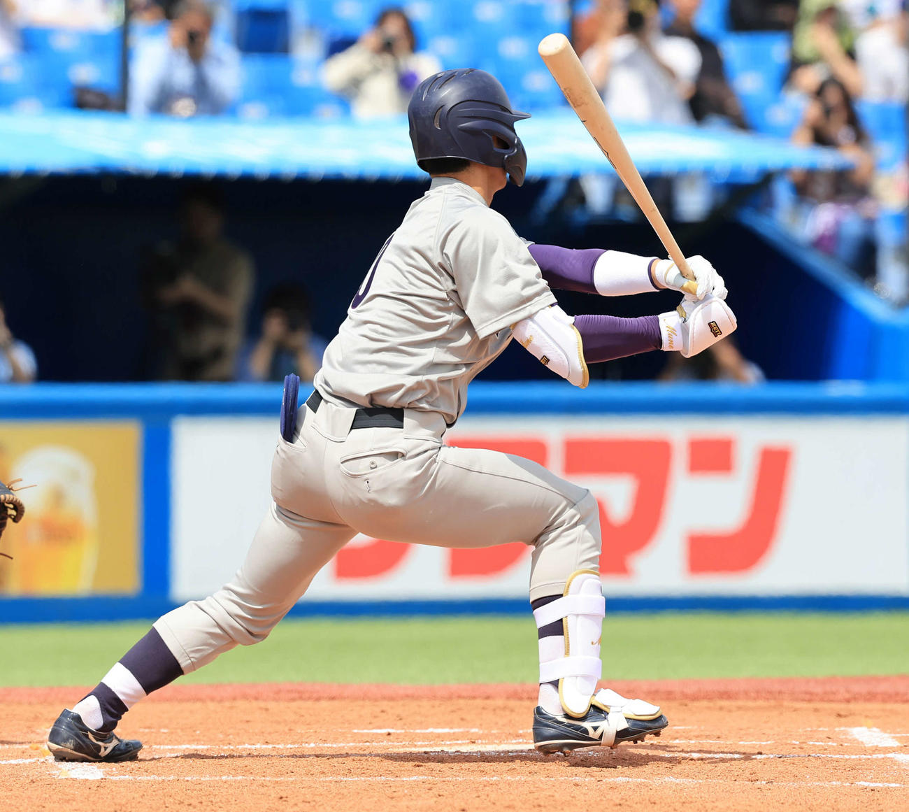 明大対東大　2回表明大無死一、三塁、宗山は左適時打を放つ（撮影・浅見桂子）