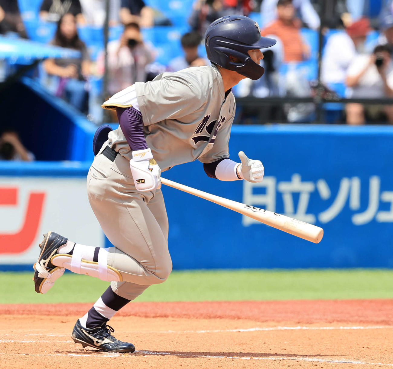 明大対東大　2回表明大2死一、二塁、宗山は中前適時打を放つ（撮影・浅見桂子）