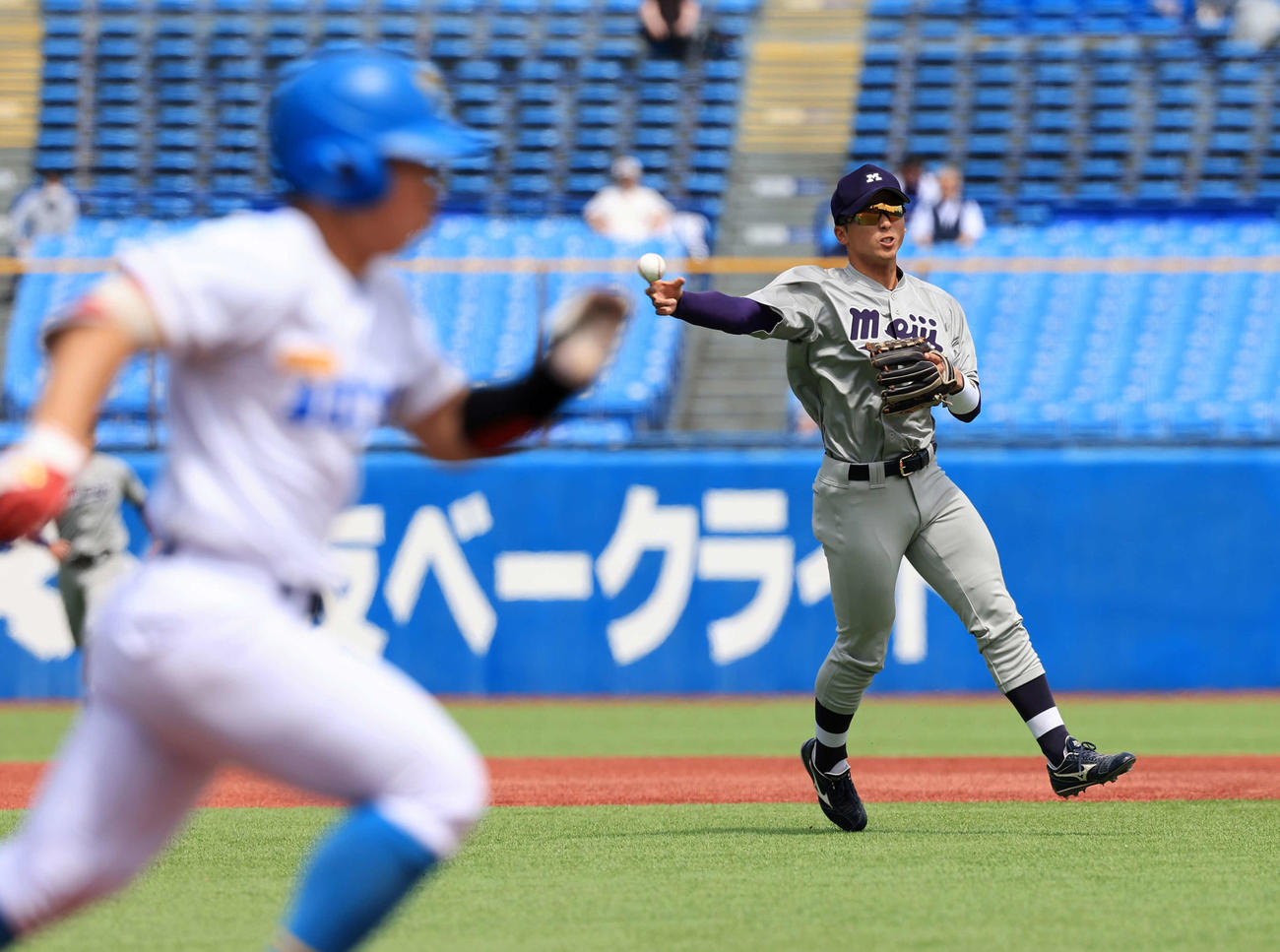 明大対東大　1回裏東大1死、榎本（手前）の打球を一塁好送球する宗山（撮影・浅見桂子）