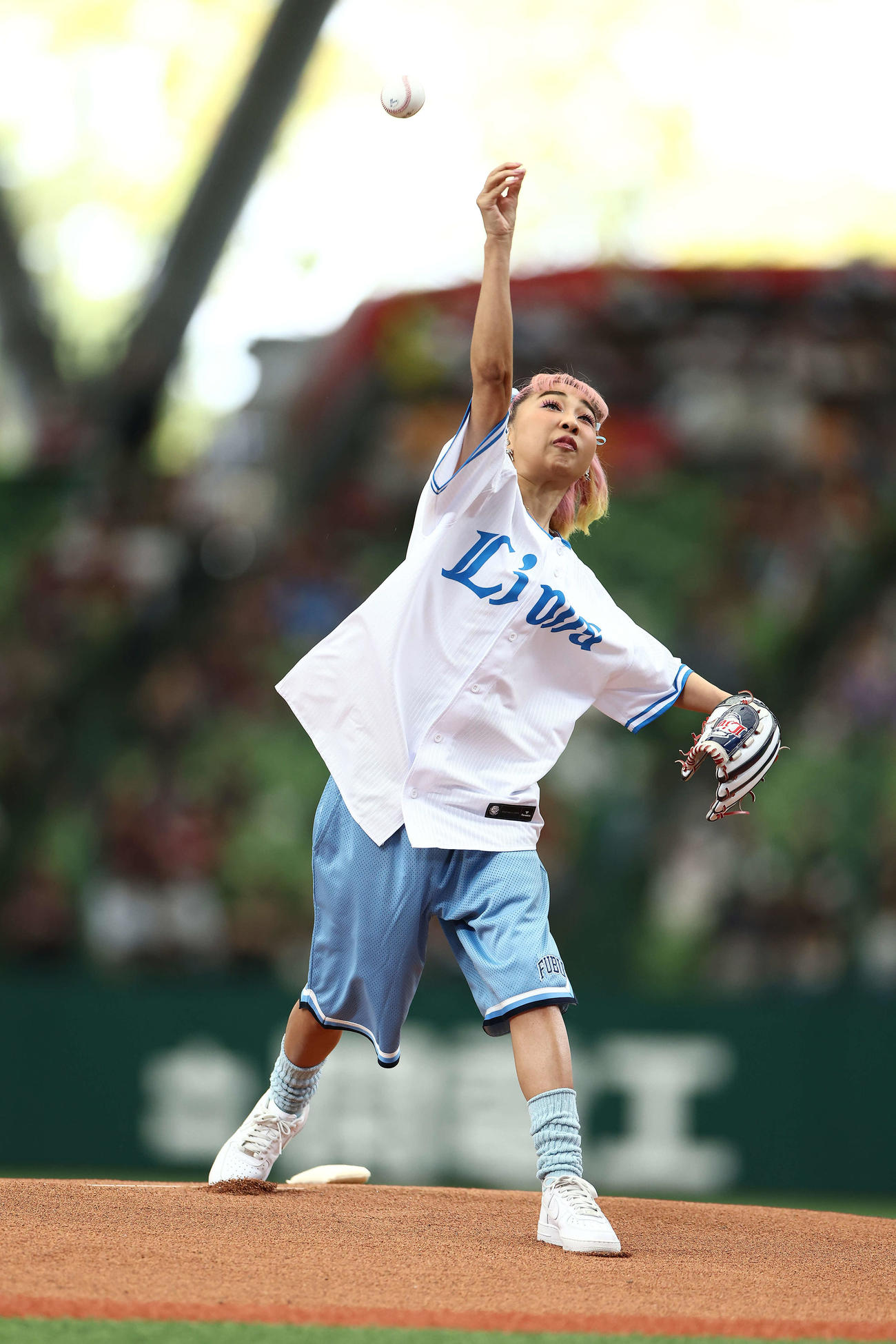 西武対楽天　開始前、ファーストピッチセレモニーを務める青山テルマ（撮影・河田真司）