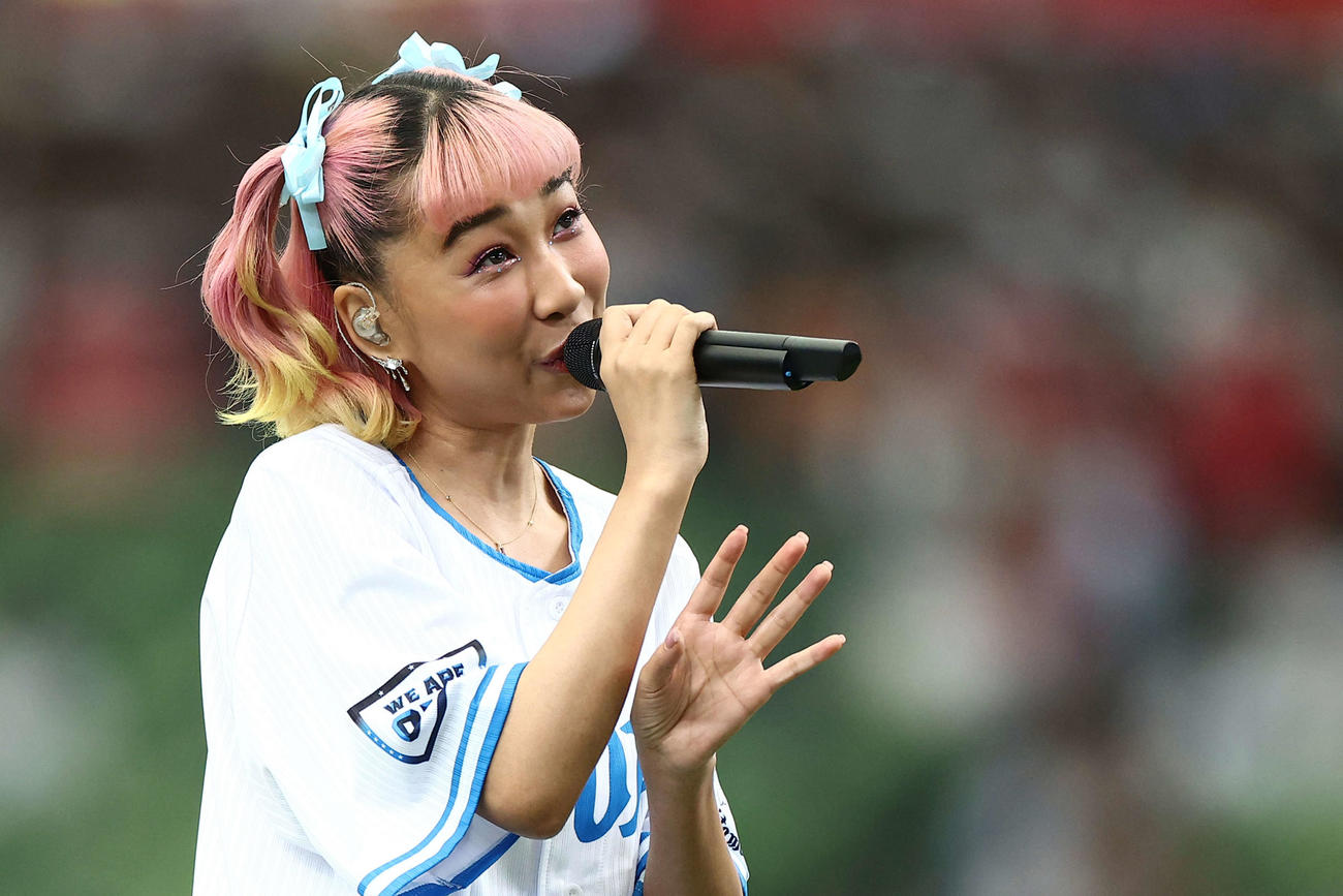 西武対楽天　開始前、ミニライブでパフォーマンスする青山テルマ（撮影・河田真司）