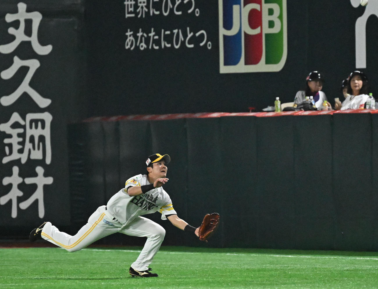 ソフトバンク対オリックス　二回表ソフトバンク　好補球する緒方（撮影・林敢治）