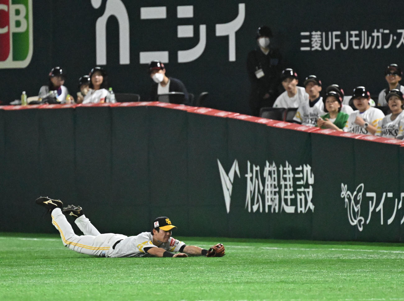ソフトバンク対オリックス　二回表、好捕する緒方（撮影・林敢治）