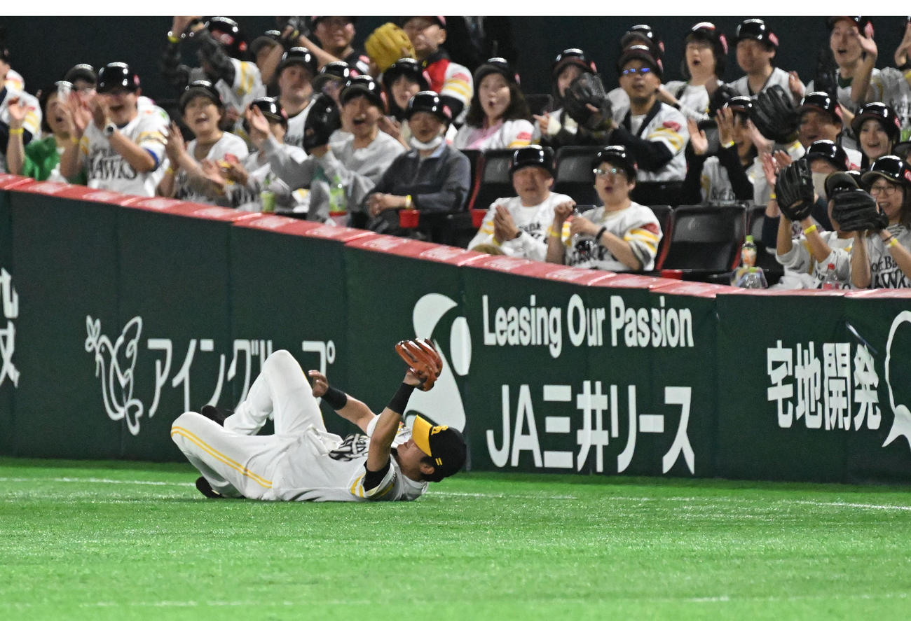 ソフトバンク対オリックス　二回表、好捕する緒方（撮影・林敢治）