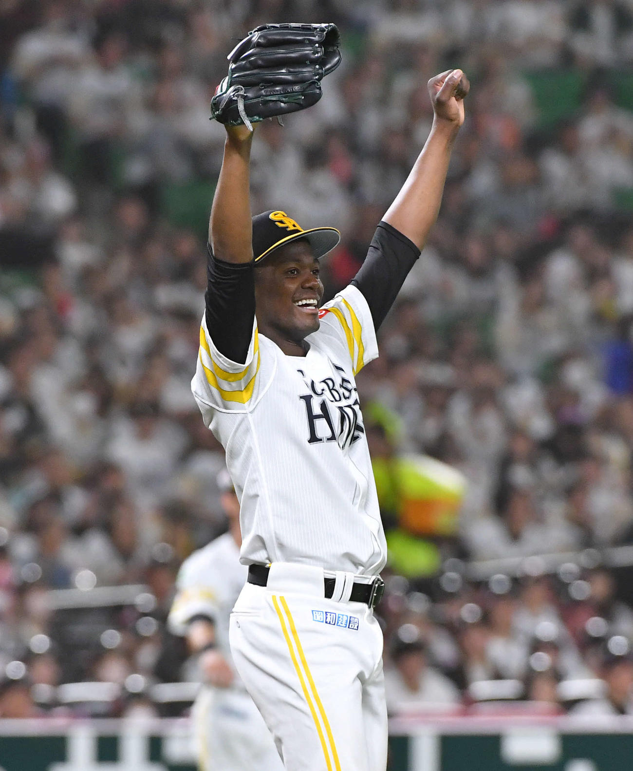 ソフトバンク対オリックス　2回表オリックス1死、ゴンザレスの飛球を右翼手の緒方が好捕し、笑顔でガッツポーズするモイネロ（撮影・岩下翔太）