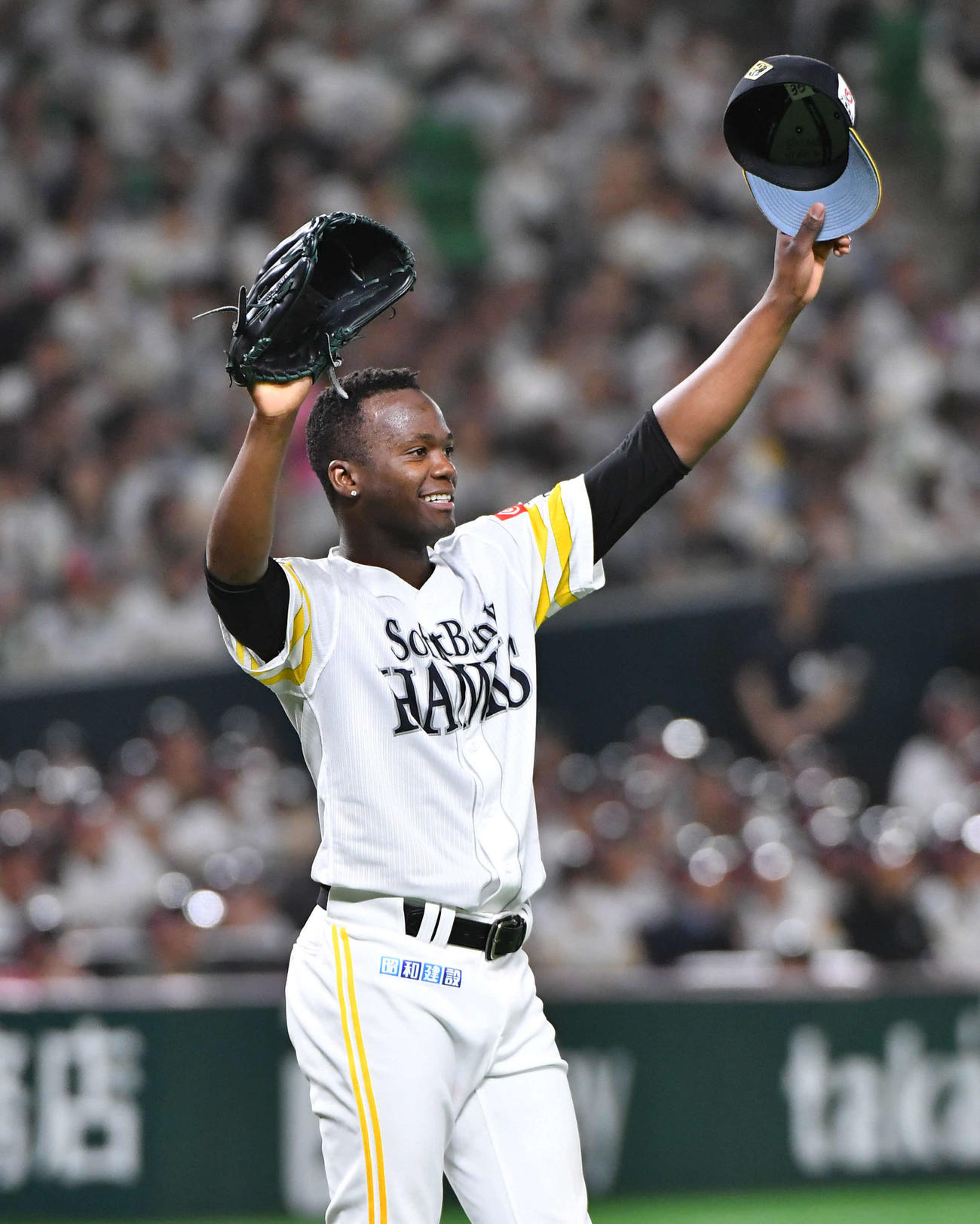 ソフトバンク対オリックス　2回表オリックス1死、ゴンザレスの飛球を右翼手の緒方が好捕し、笑顔で帽子を掲げるモイネロ（撮影・岩下翔太）