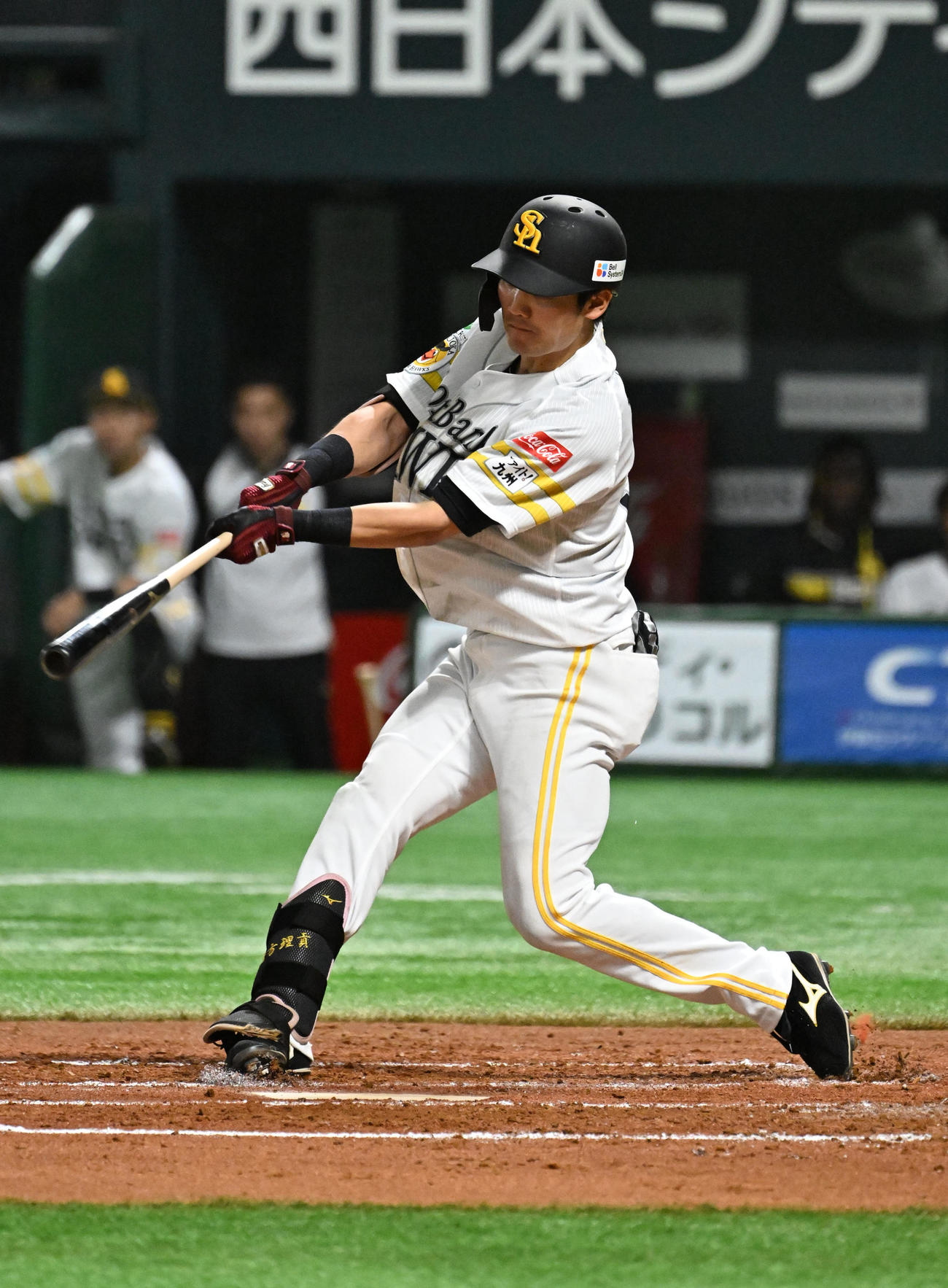 ソフトバンク対オリックス　二回裏、ソフトバンク　緒方はプロ初安打を放つ（撮影・林敢治）