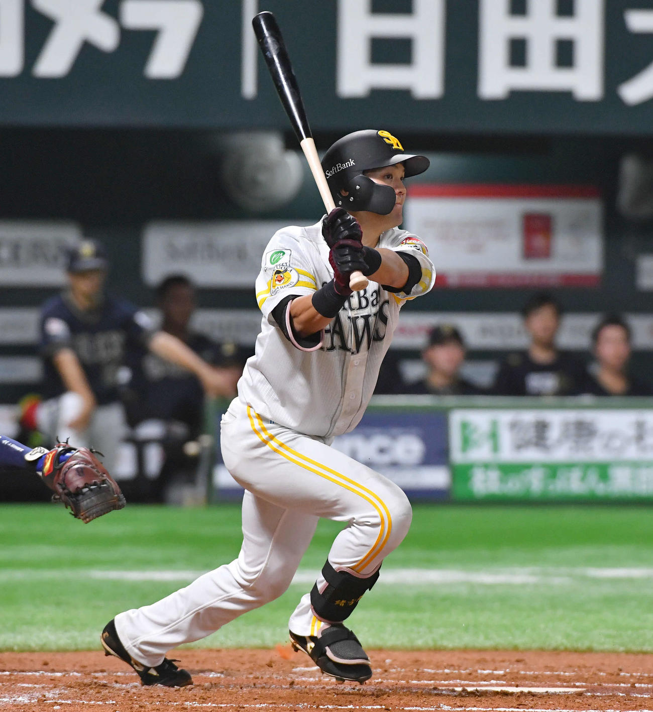 ソフトバンク対オリックス　2回裏ソフトバンク無死一塁、緒方は右二塁打を放つ（撮影・岩下翔太）
