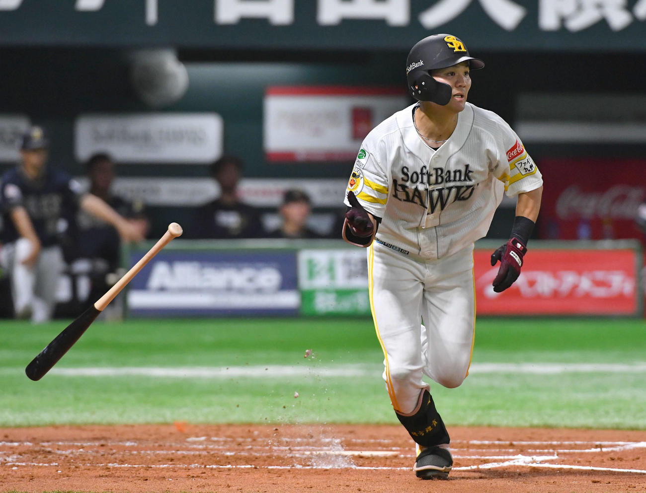 ソフトバンク対オリックス　2回裏ソフトバンク無死一塁、緒方は右二塁打を放つ（撮影・岩下翔太）