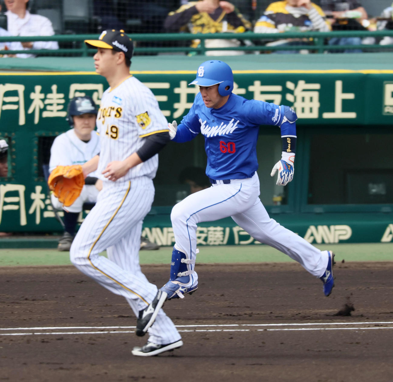 阪神対中日　2回表中日無死二塁、山本は右適時二塁打を放つ。左は先発の大竹（撮影・加藤哉）