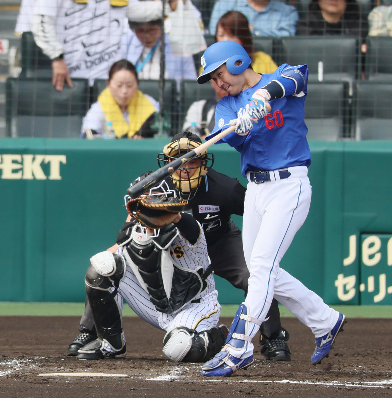 阪神対中日　2回表中日無死二塁、山本は右適時二塁打を放つ（撮影・加藤哉）