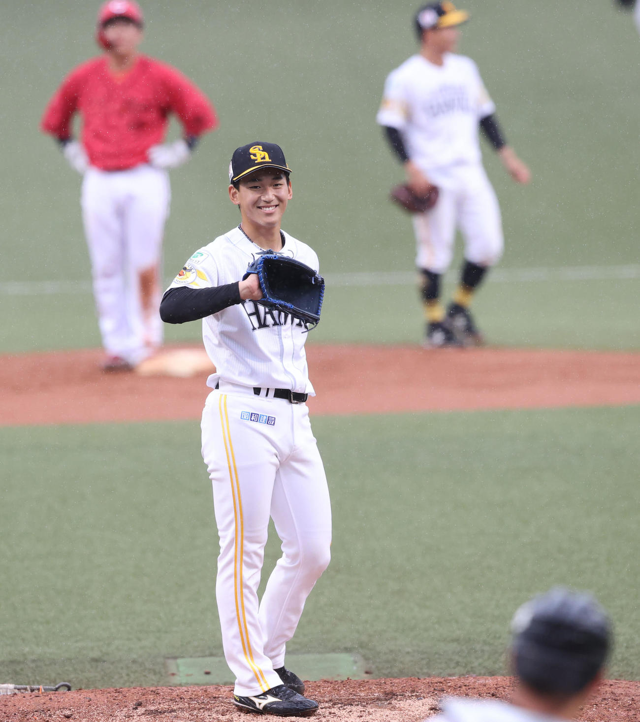ソフトバンク対広島　7回表広島無死二塁、内田を二直に仕留めた前田悠は捕手の嶺井に声をかけられ笑顔を見せる（撮影・梅根麻紀）