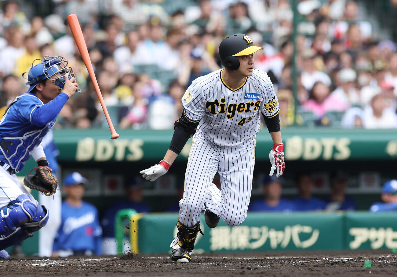 阪神対中日　2回裏阪神無死満塁、同点適時内野安打を放つ大竹（撮影・前田充）