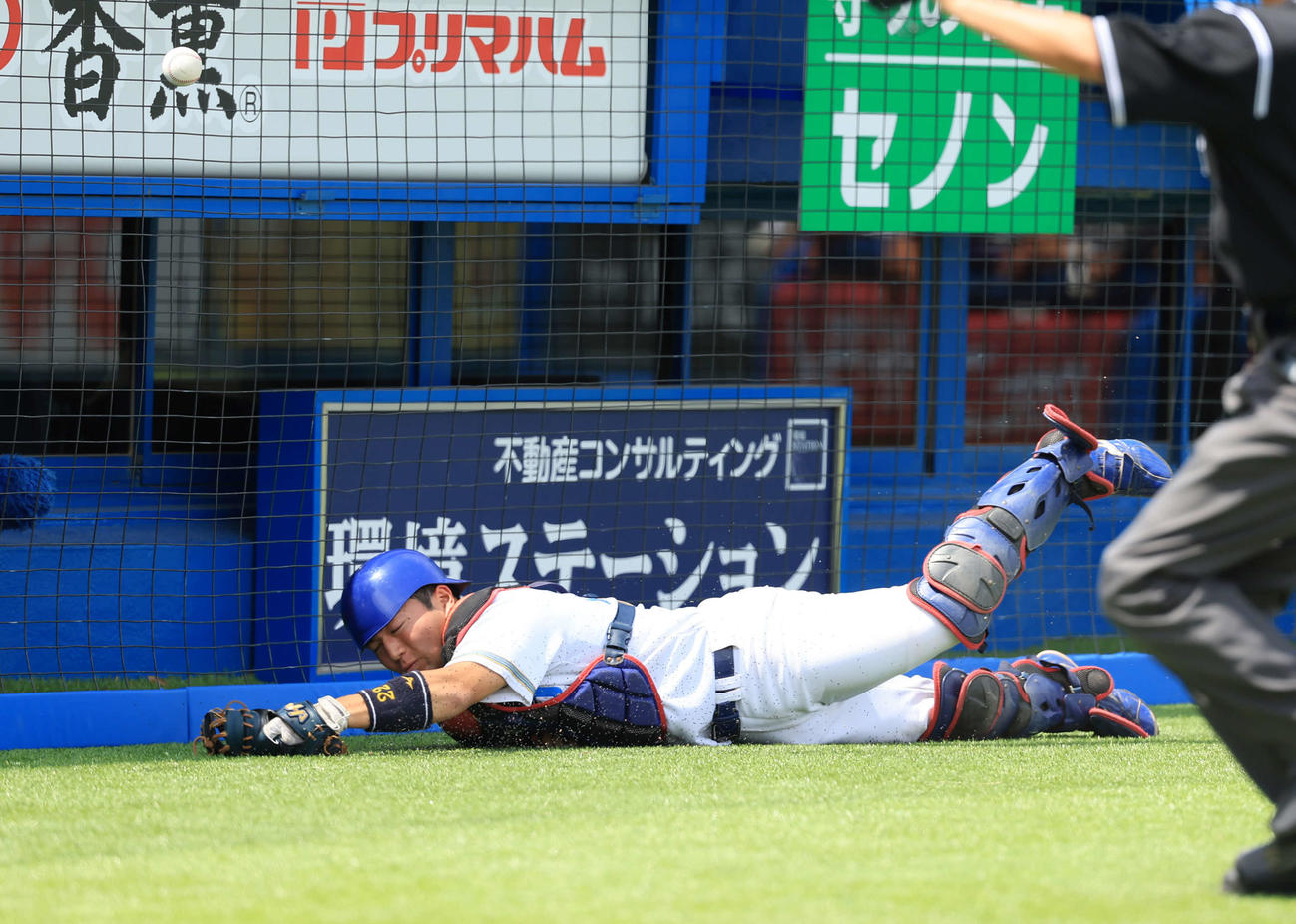 明大対東大　2回表明大2死満塁、加藤の捕邪飛を捕り損なう府川（撮影・浅見桂子）