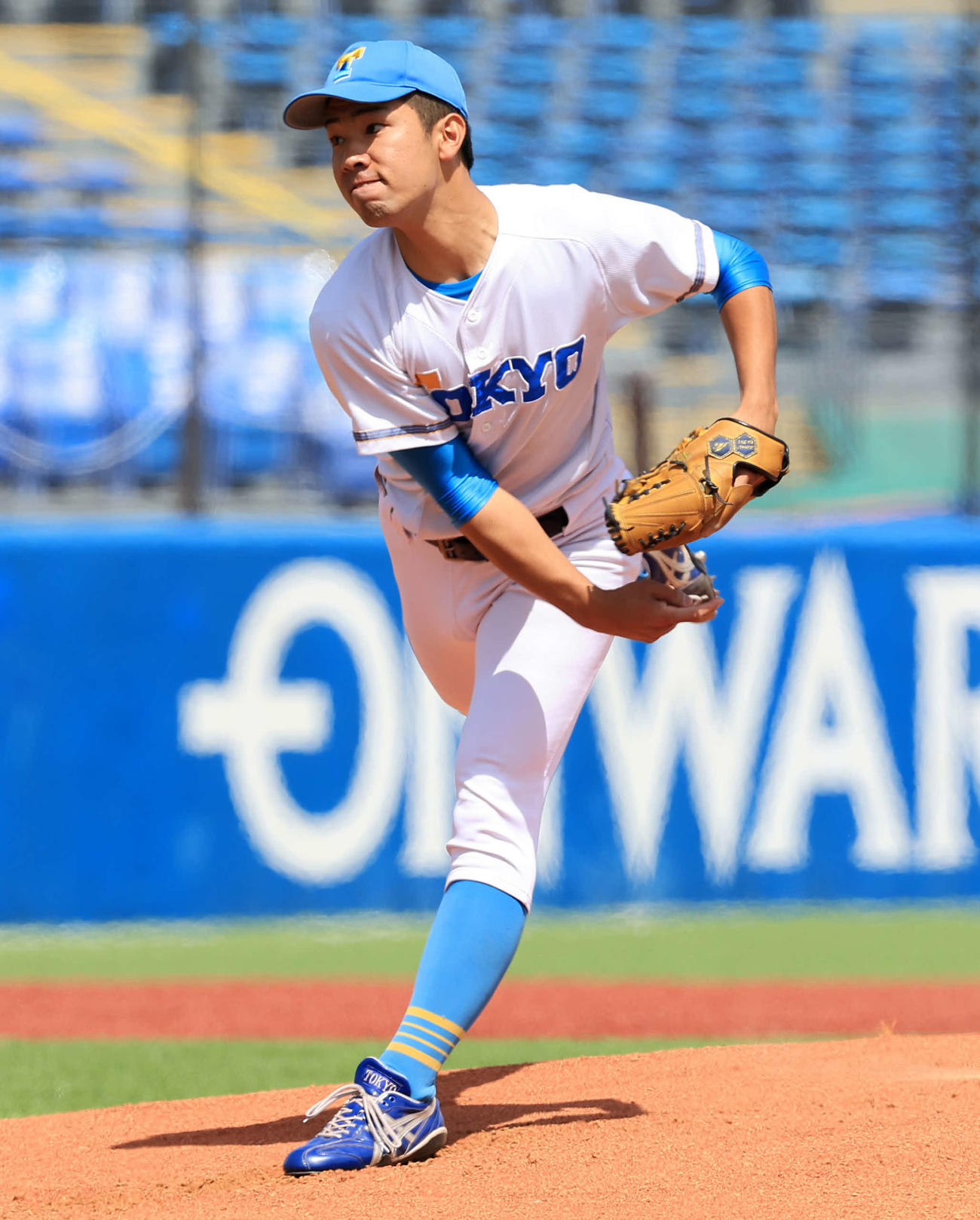明大対東大　力投する東大先発の平田（撮影・浅見桂子）