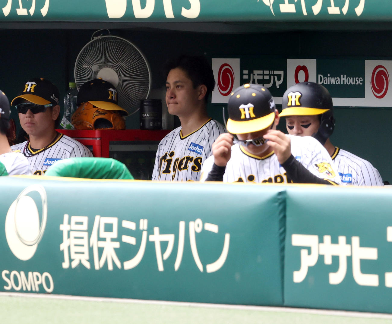 阪神対中日　2回表に2失点しベンチでグラウンドを見つめる阪神大竹（左から2人目）（撮影・上山淳一）
