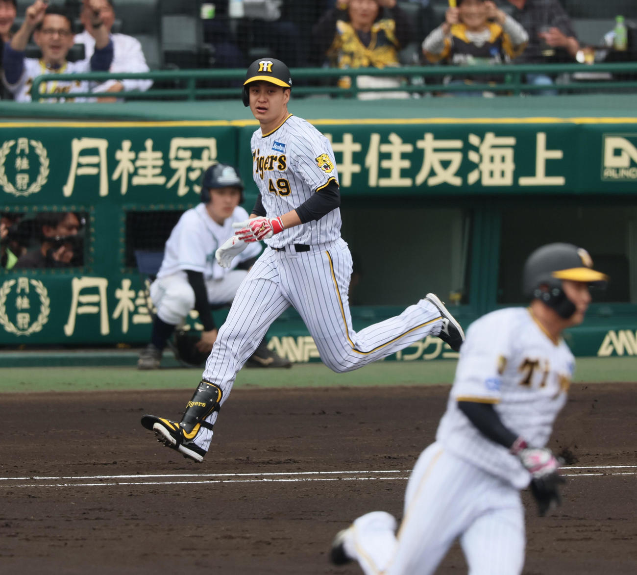 阪神対中日　2回裏阪神無死満塁、大竹は投手への適時内野安打を放つ（撮影・加藤哉）