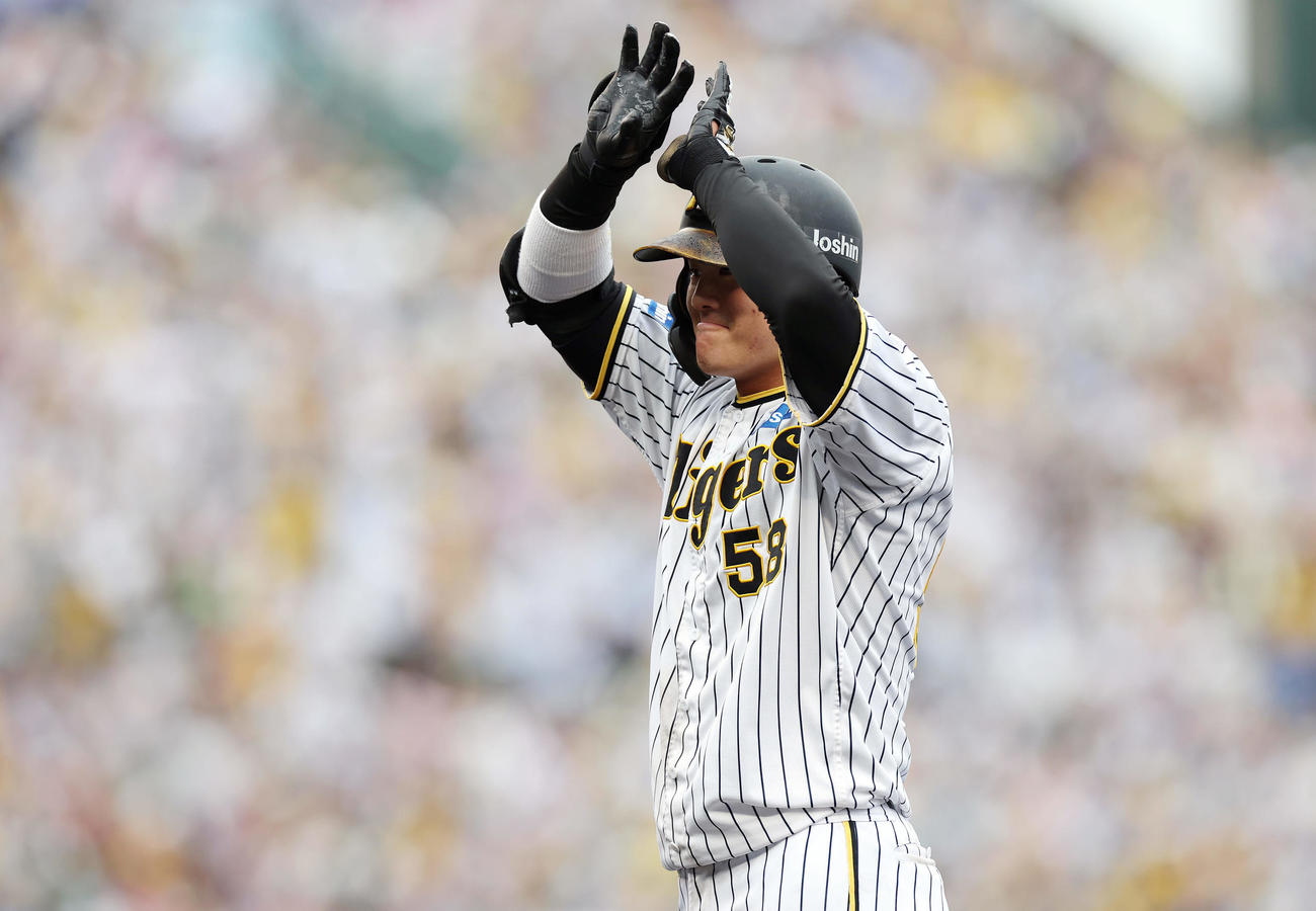 阪神対中日　6回裏阪神2死二、三塁、右前2点適時打を放ち笑顔を見せる前川（撮影・前田充）