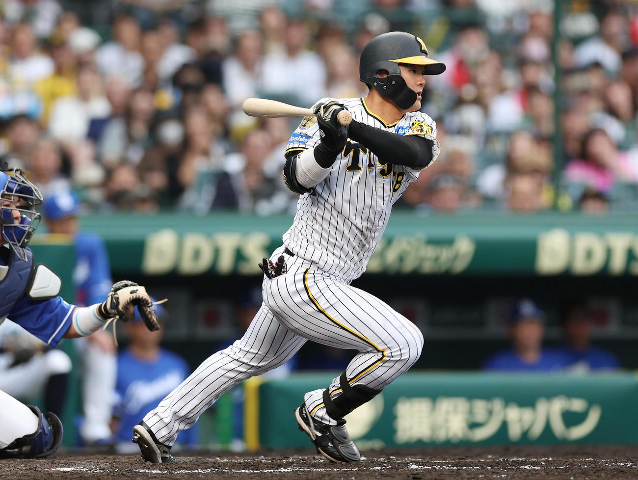 阪神対中日　6回裏阪神2死二、三塁、右前2点適時打を放つ前川（撮影・前田充）