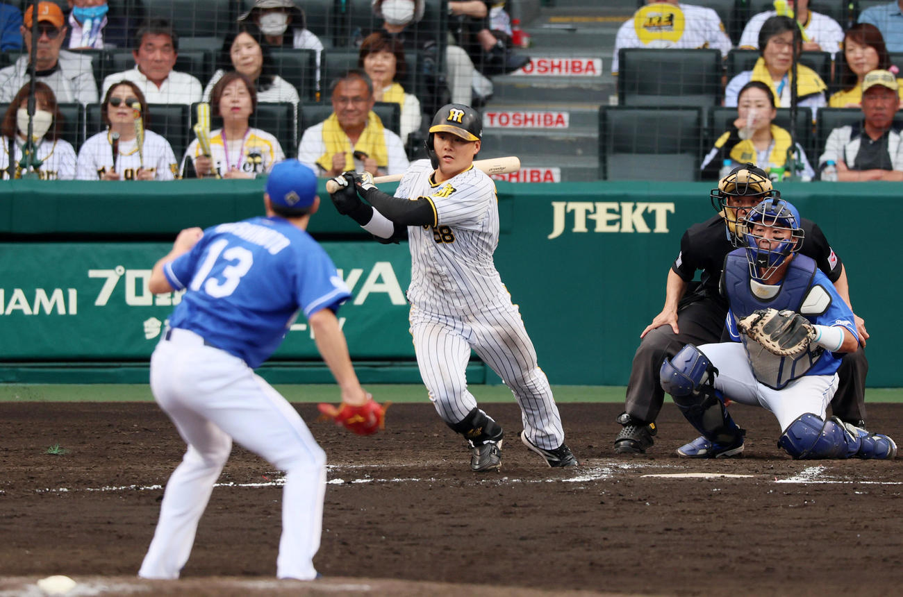 阪神対中日　6回裏阪神2死二、三塁、前川は右適時打を放つ。投手は橋本（撮影・加藤哉）