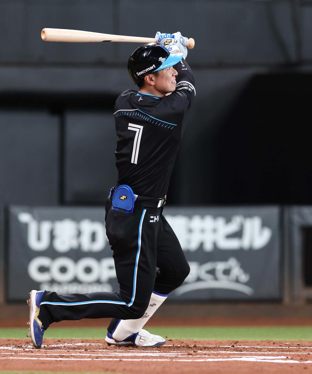日本ハム対ロッテ　1回裏日本ハム1死、左中間に二塁打を放つ松本剛（撮影・黒川智章）