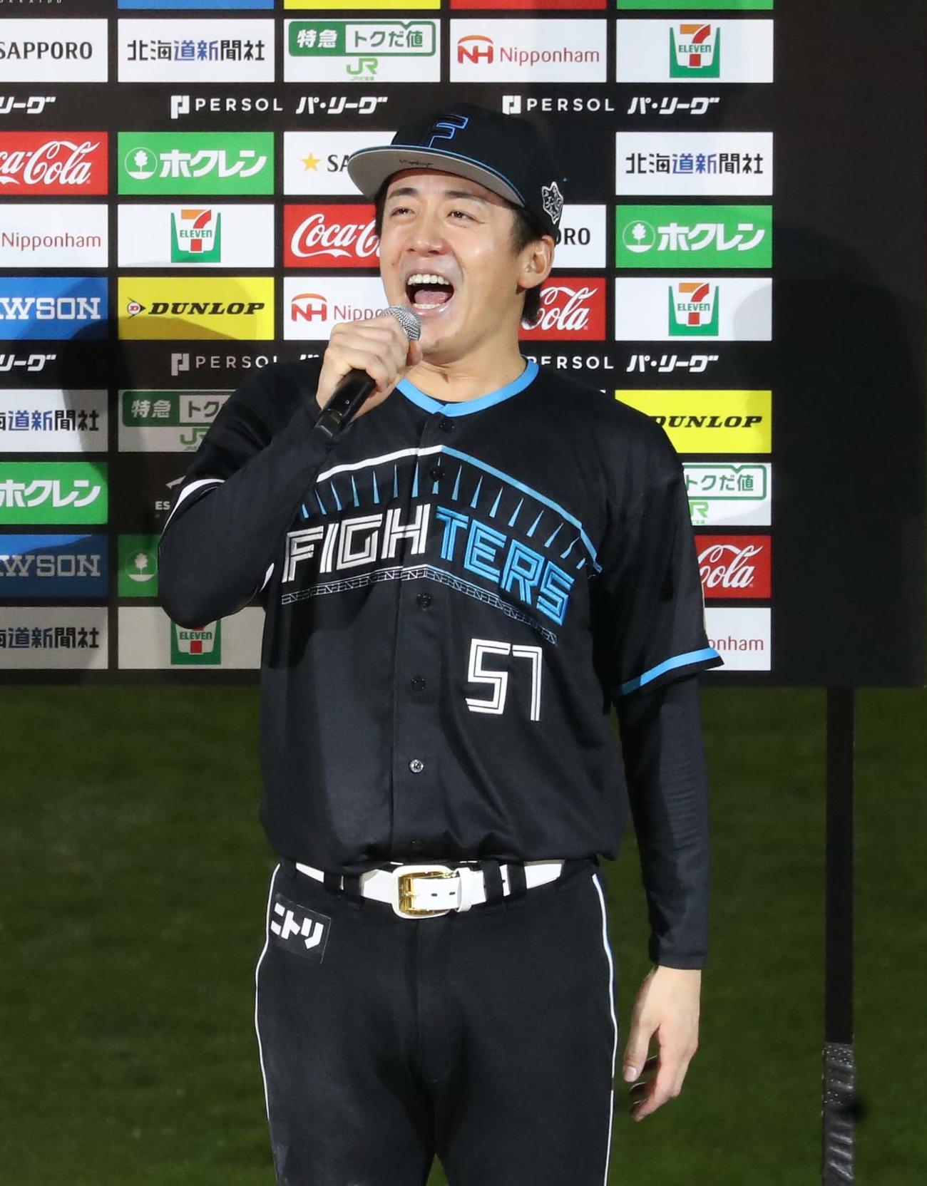 日本ハム対ロッテ　お立ち台で決めぜりふの「さいこうき（亘基）で～す」と叫ぶ北山（撮影・黒川智章）