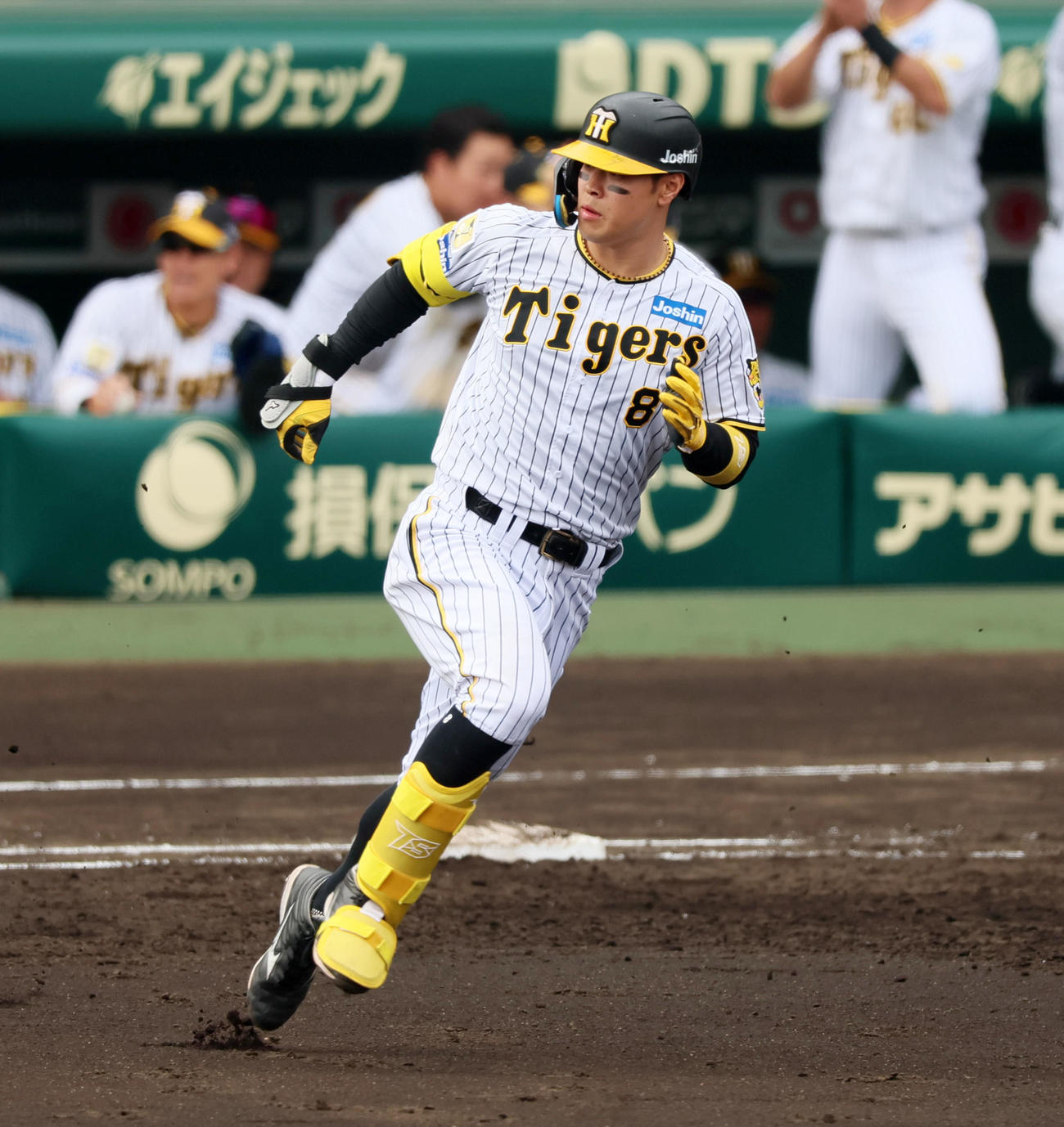 阪神対中日　2回裏阪神2死一、三塁、佐藤輝は右適時二塁打を放つ（撮影・加藤哉）