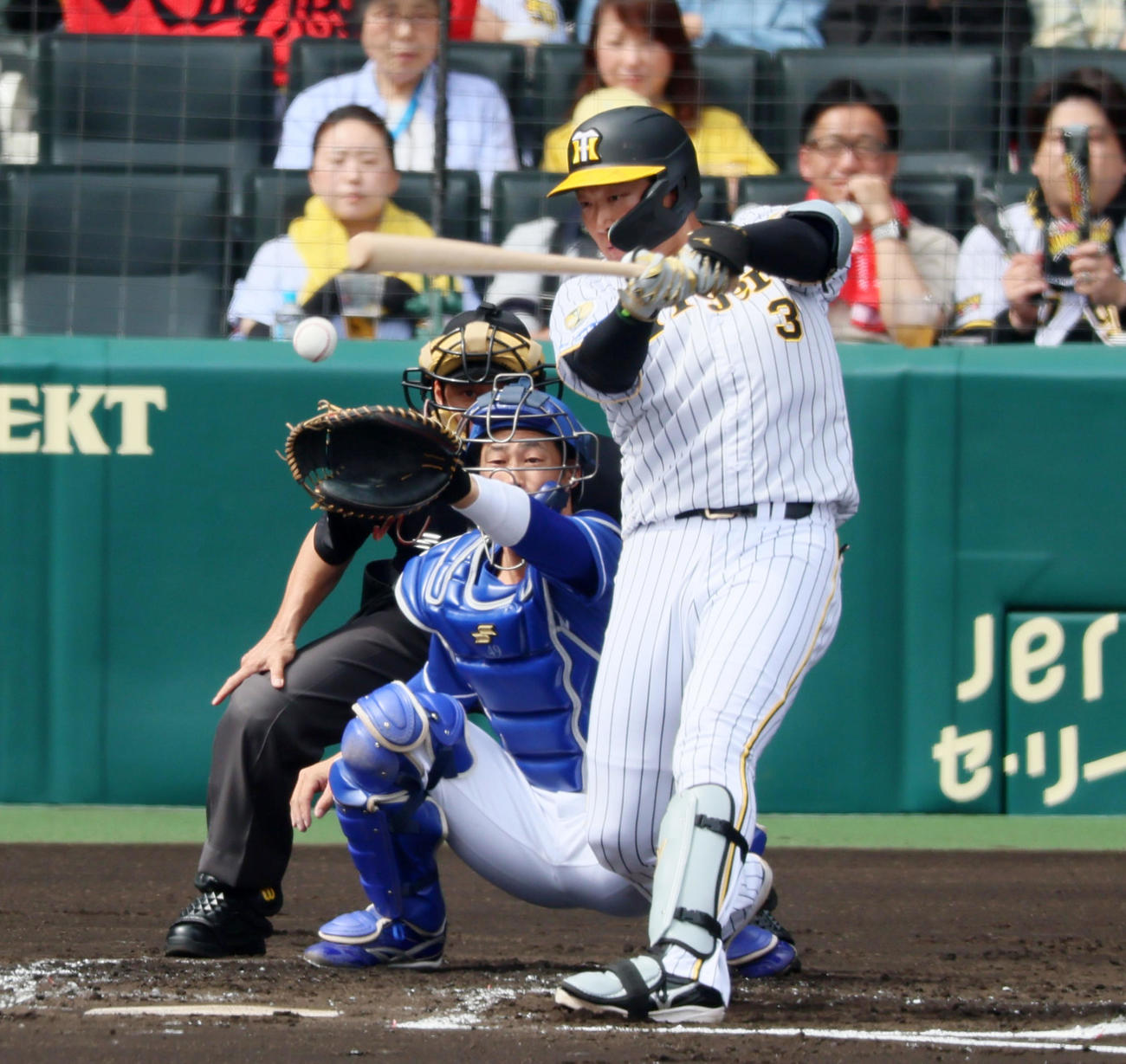 阪神対中日　1回裏阪神2死二塁、大山は中適時打を放つ（撮影・加藤哉）