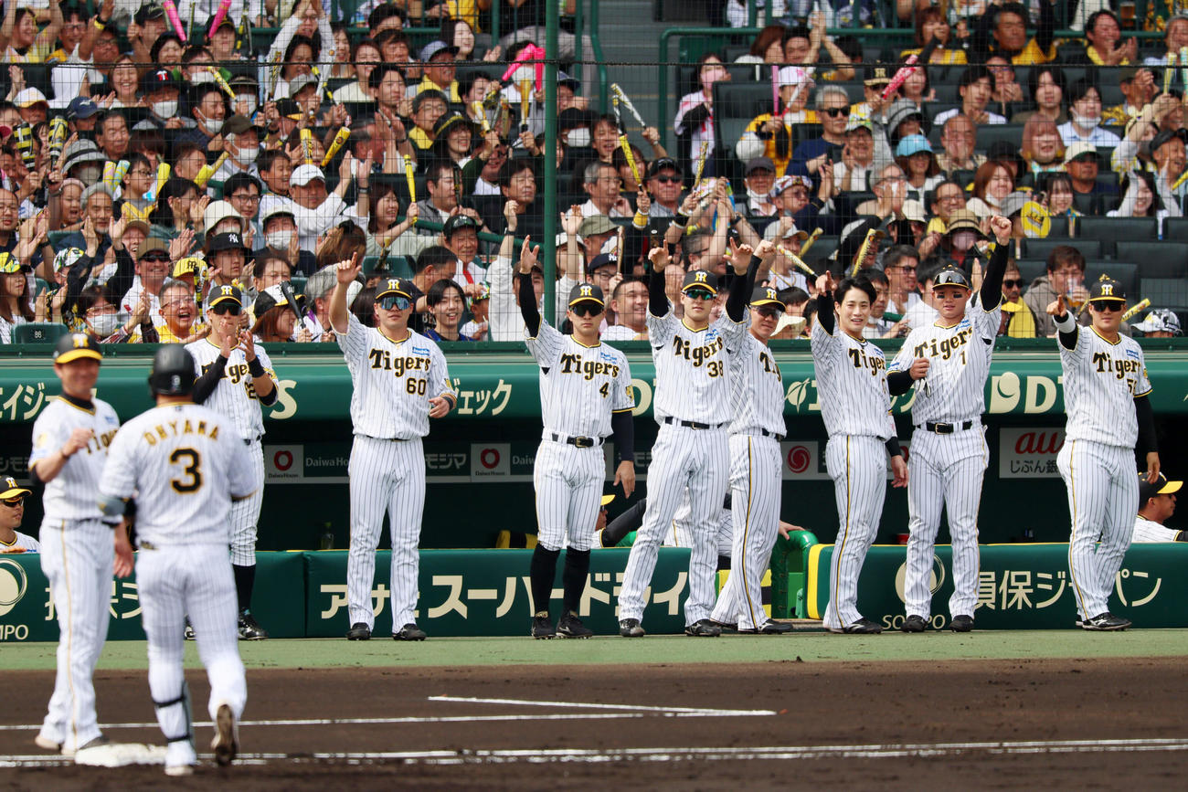 阪神対中日　1回裏阪神2死二塁、大山の中適時打で先制し笑顔を見せるベンチのナイン（撮影・加藤哉）