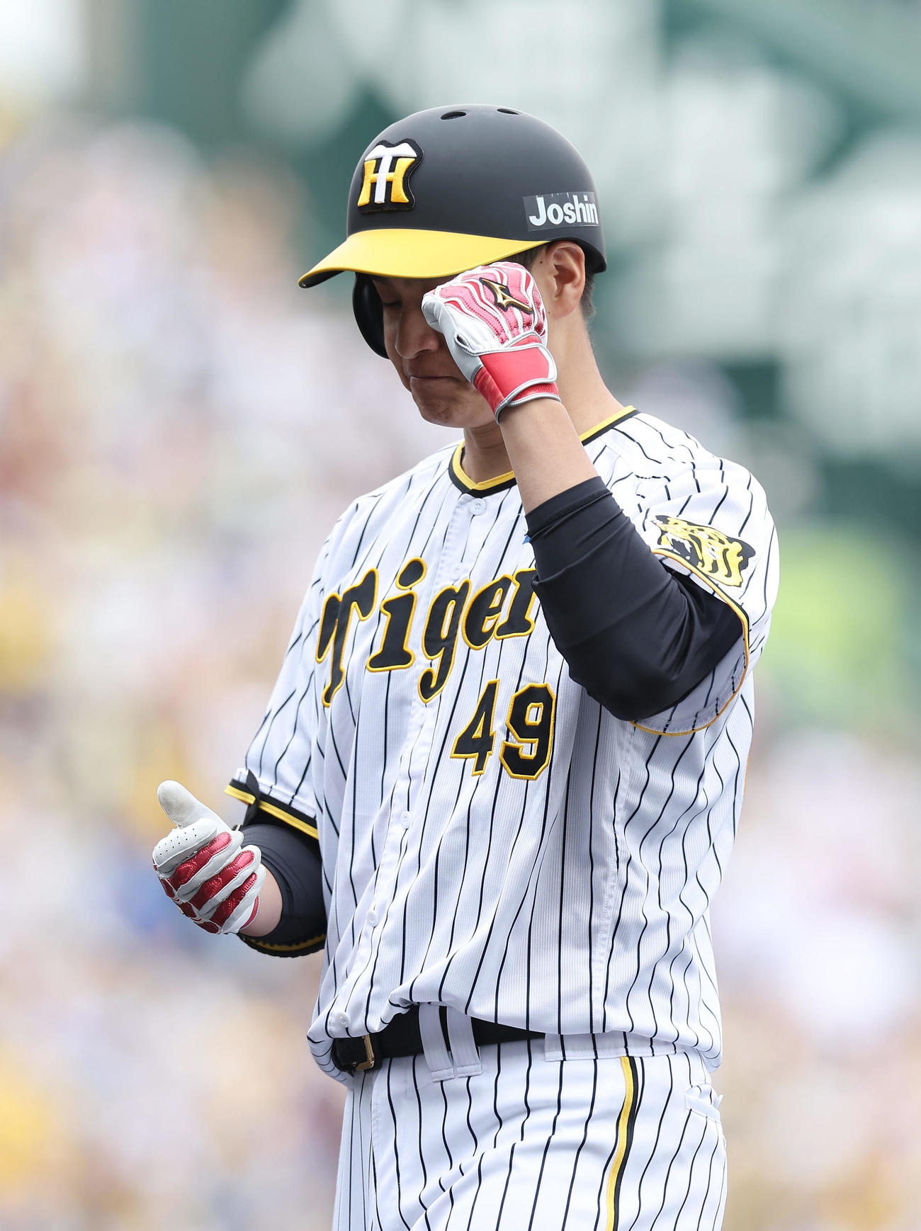 阪神対中日　2回裏阪神無死満塁、同点適時内野安打を放ちガッツポーズする大竹（撮影・前田充）