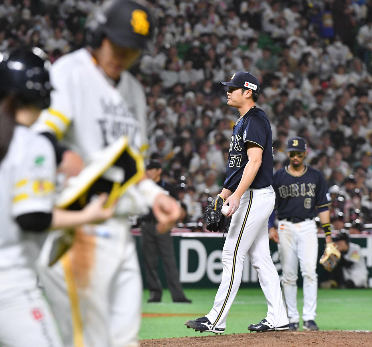 ソフトバンク対オリックス　6回裏ソフトバンク1死満塁、柳田（左）に押し出し死球を与えた山田（撮影・岩下翔太）