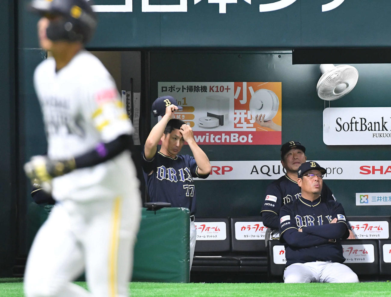 ソフトバンク対オリックス　6回裏ソフトバンク2死満塁、栗原への四球で同点とされ、ベンチで厳しい表情を見せる中嶋監督（右から2人目）（撮影・岩下翔太）