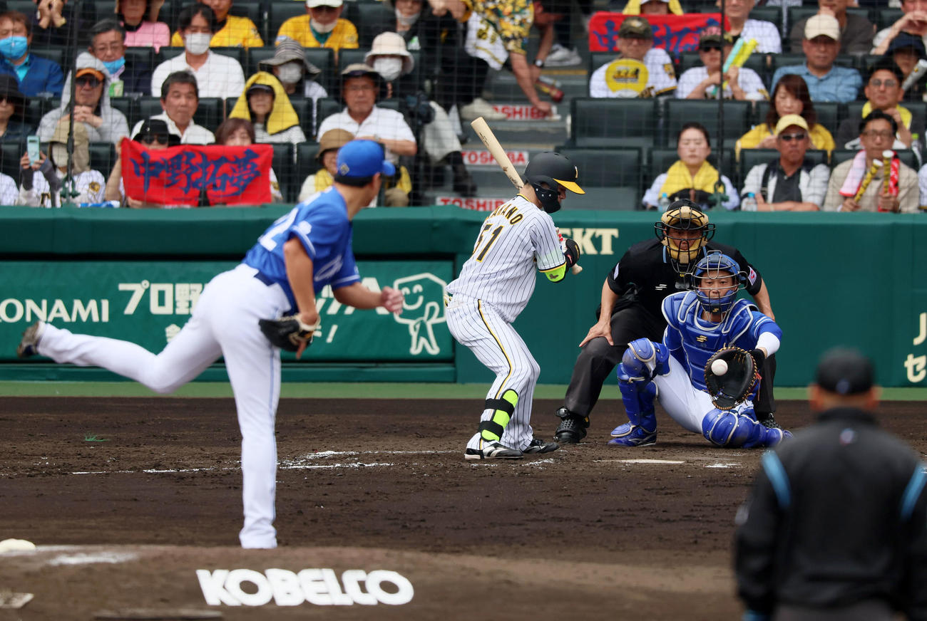 阪神対中日　2回裏阪神1死一、三塁、中野は四球を選ぶ、投手は大野（撮影・加藤哉）