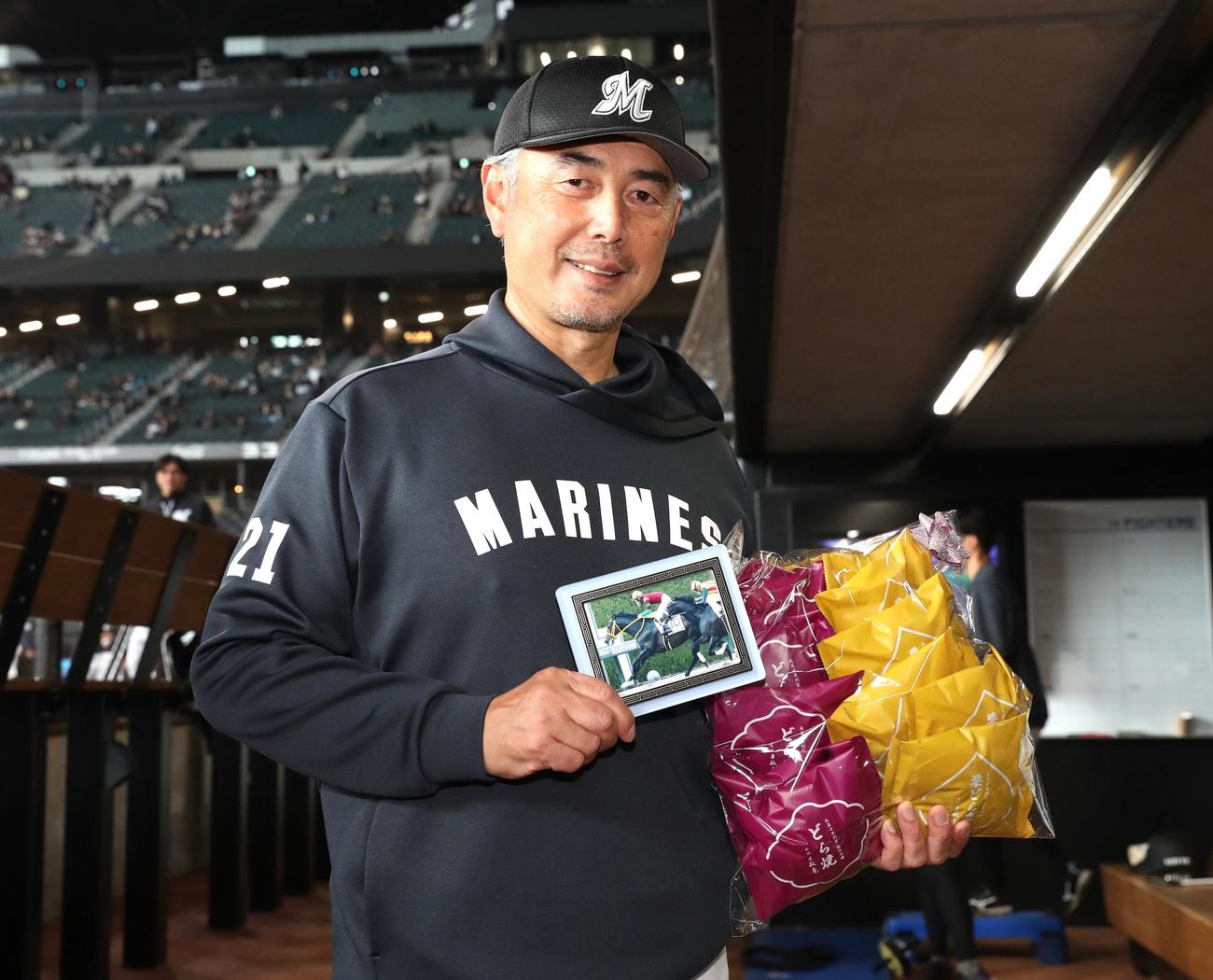 日本ハム対ロッテ　誕生日に報道陣からのプレゼントをもらい笑顔の吉井監督（撮影・黒川智章）