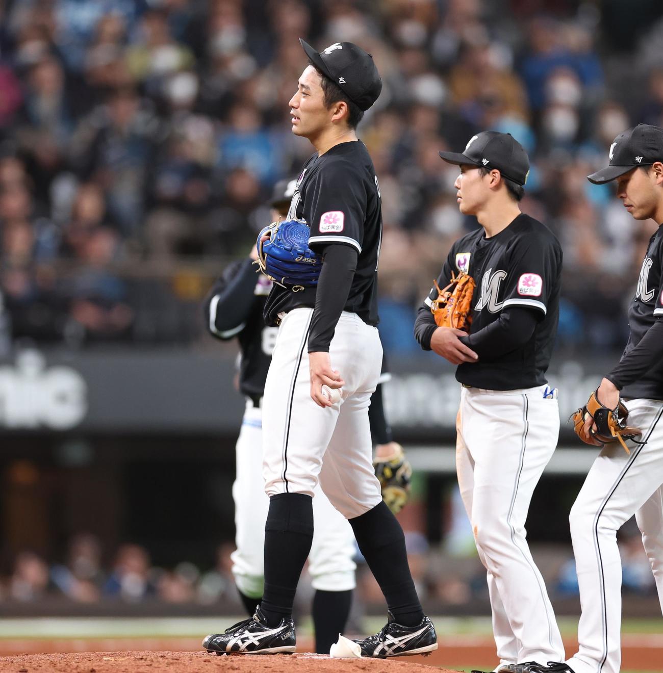 日本ハム対ロッテ　8回途中で降板する小島（撮影・黒川智章）