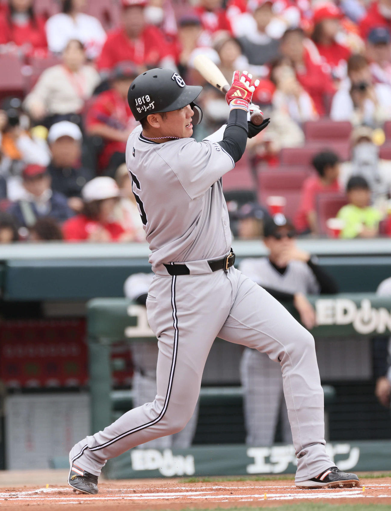 広島対巨人　1回表巨人1死一塁、坂本は左前打を放つ（撮影・加藤孝規）